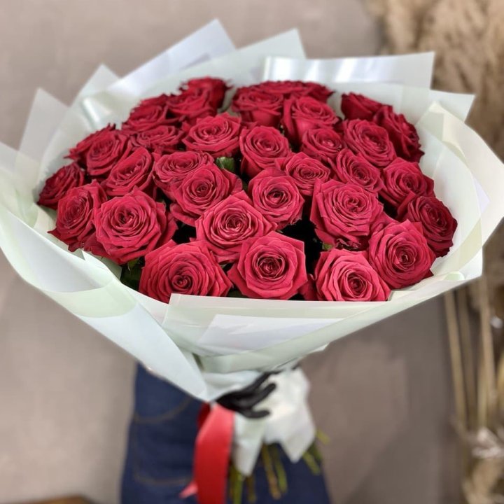 37 красных роз в Дубае