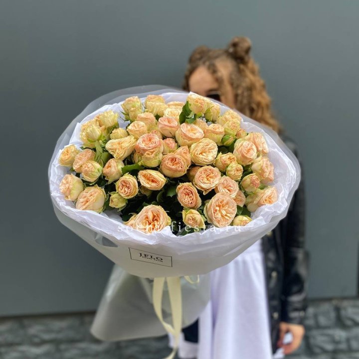 15 пионовидных роз в Дубае