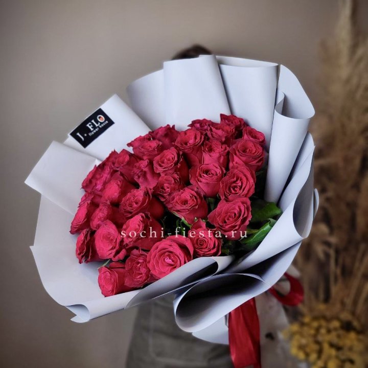 Красные розы 33 шт в Дубае