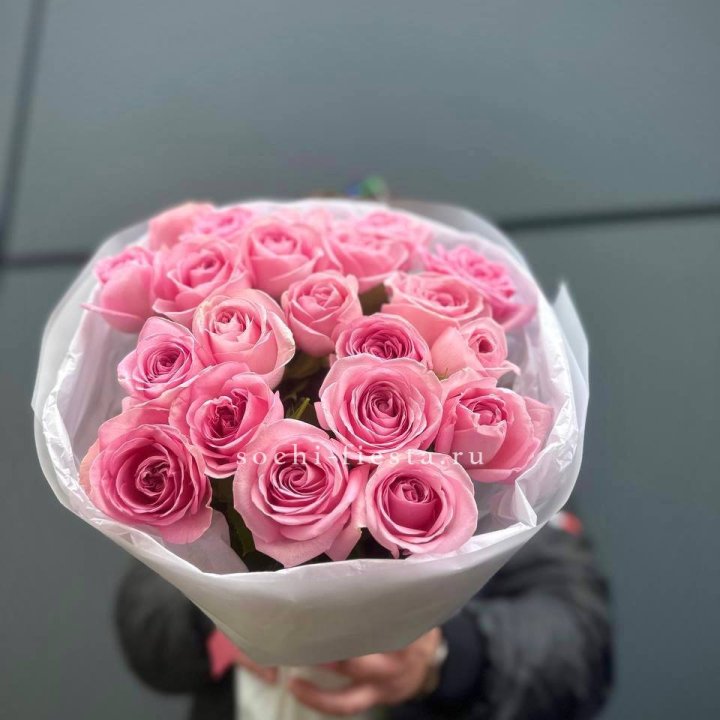 21 Розовая роза в белом в Дубае