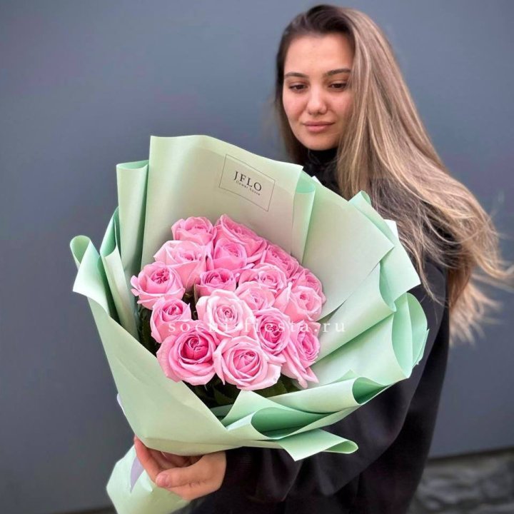 17 розовых роз в Дубае