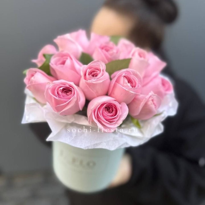 17 розовых роз в цилиндре в Дубае
