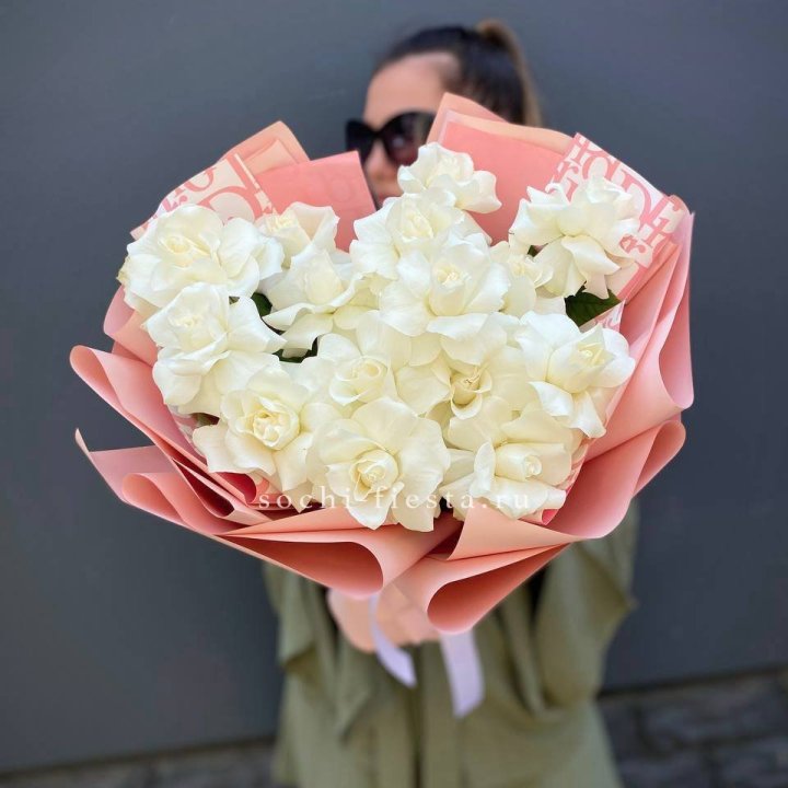 Белые розы "Аморе" в Дубае