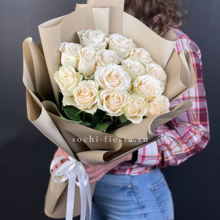 15 белых роз кофе в Дубае