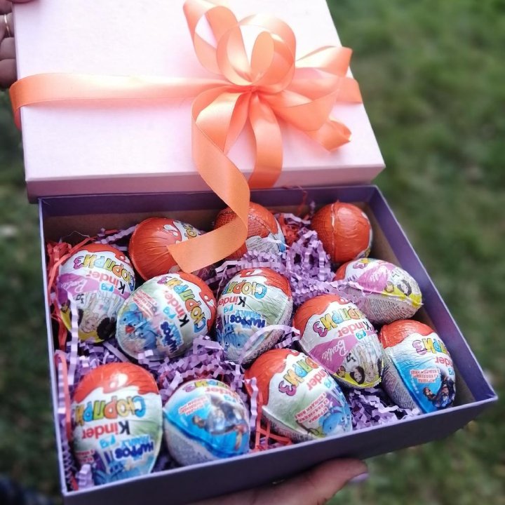 Коробка с киндерами в Дубае