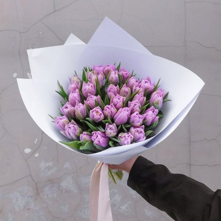 35 сиреневых тюльпанов в Дубае