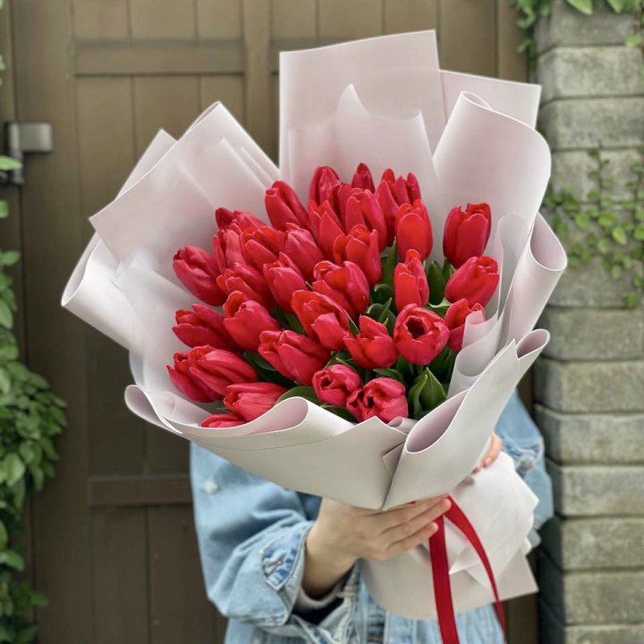 35 красных тюльпанов в Дубае